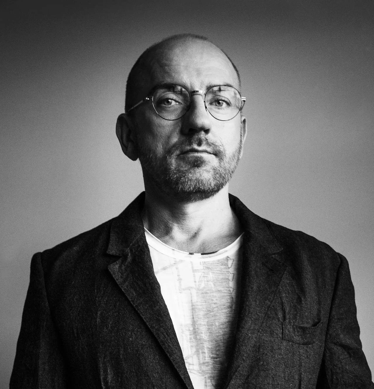 Black and white portrait of Sven Väth wearing round glasses